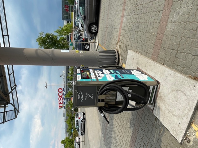 Bejáratott kárpittisztító automata eladó Budaörs egyik legforgalmasabb parkolójában!